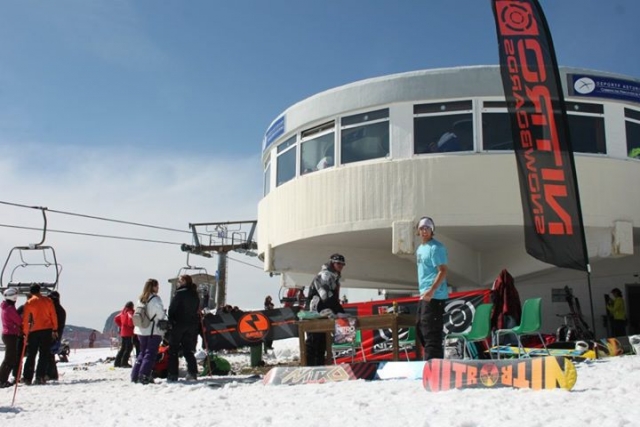  auf die Snowboards gehen 